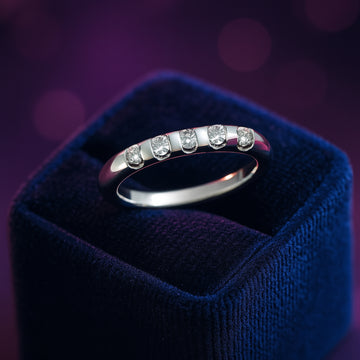 Bague anniversaire semi-éternité diamant 5 pierres en or blanc 10 carats