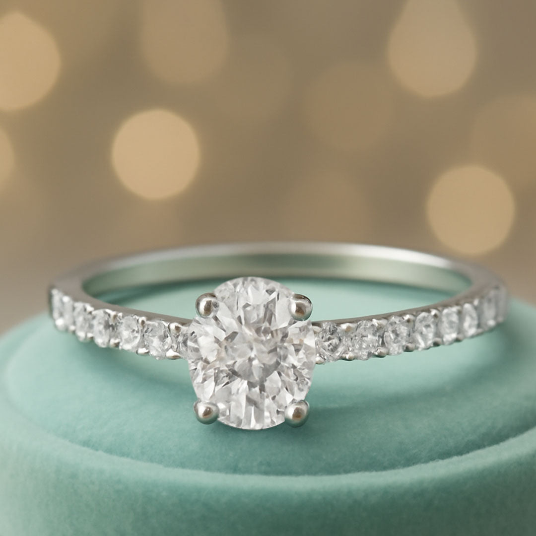 Bague solitaire ovale en diamant de laboratoire 2,26 (ct) VS1 E en or 14 carats 