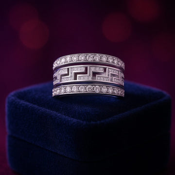 Adorable bague en or jaune 10 carats avec clé grecque et diamants 